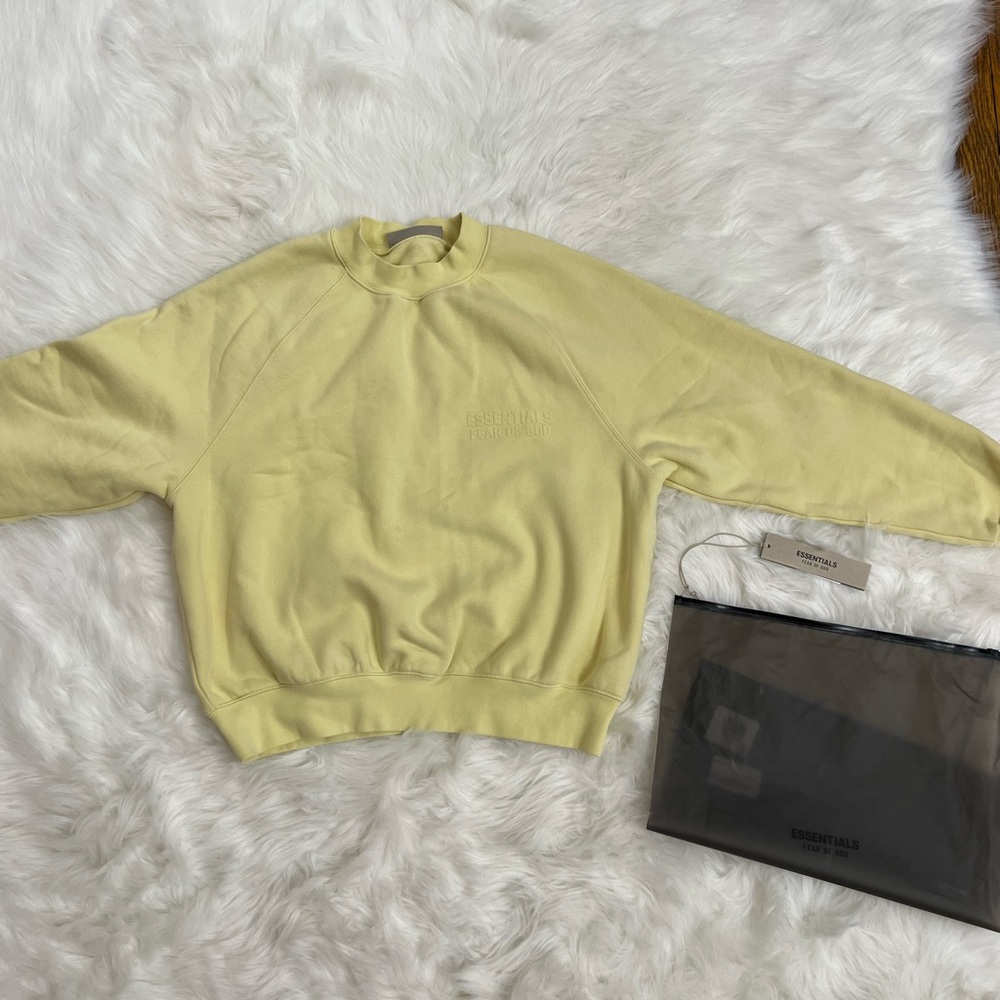FEAR OF GOD ESSENTIALS
Yellow Crewneck Sweatshirt